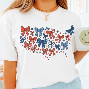 Shirt met patriottische strik VS, schattig T-shirt van 4 juli, rood wit blauw Coquette Bow grafisch T-shirt, Independence Day-top, Amerika kaart damesoutfit