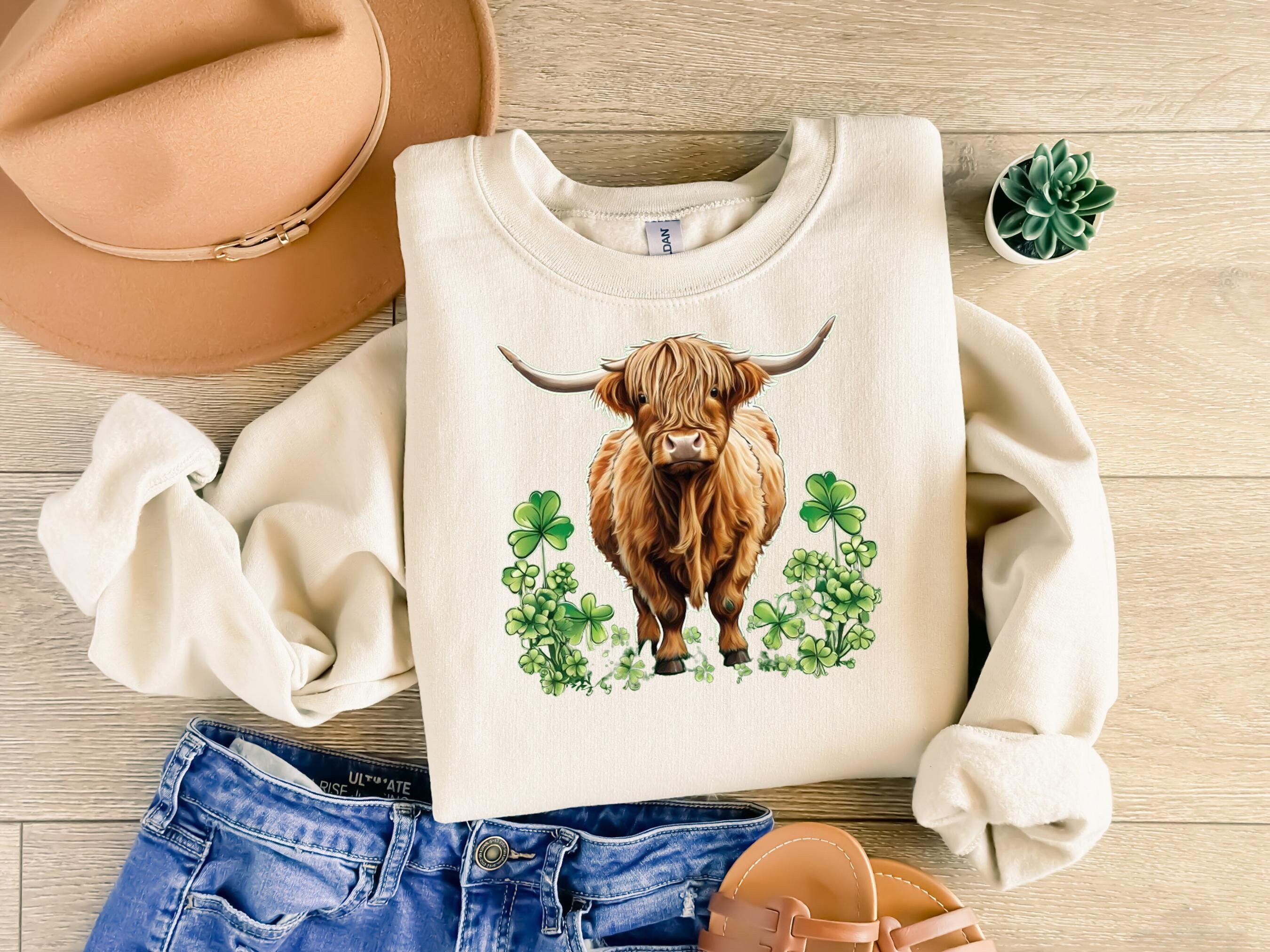 Lucky Highland Cow St Patrick's Day Sweatshirt,St Patrick's Day Sweater for Women,Coastal Cowgirl Tee,Funny St Pattys Day Tee,Cow Lover Gift