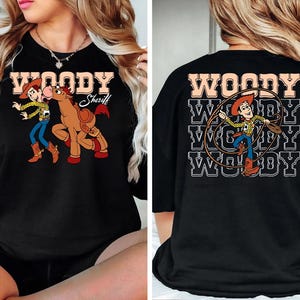 Puede incluir: Camiseta negra con un gr&aacute;fico de Woody y un caballo de Toy Story. El dise&ntilde;o frontal incluye el texto "WOODY Sheriff". La parte trasera de la camiseta tiene un gr&aacute;fico de Woody con el texto "WOODY" repetido varias veces.