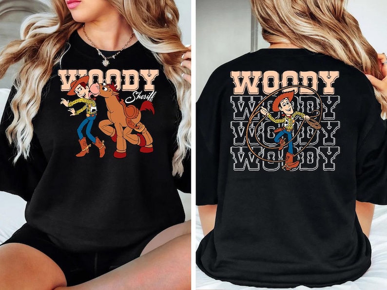 Puede incluir: Camiseta negra con un gr&aacute;fico de Woody y un caballo de Toy Story. El dise&ntilde;o frontal incluye el texto "WOODY Sheriff". La parte trasera de la camiseta tiene un gr&aacute;fico de Woody con el texto "WOODY" repetido varias veces.