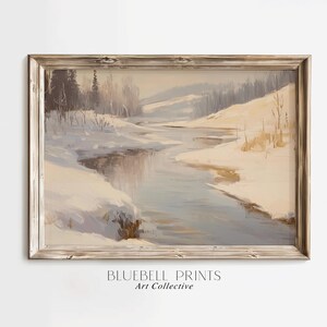 Peut inclure: Une peinture encadrée représentant un paysage d'hiver avec une rivière sinueuse qui traverse une forêt enneigée. La peinture est réalisée dans une palette de couleurs douces de bleus, de gris et de blancs.