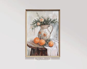Puede incluir: Una pintura de bodegón con una jarra blanca con diseños florales llena de flores de azahar y cuatro naranjas sobre una mesa de madera con un paño blanco.