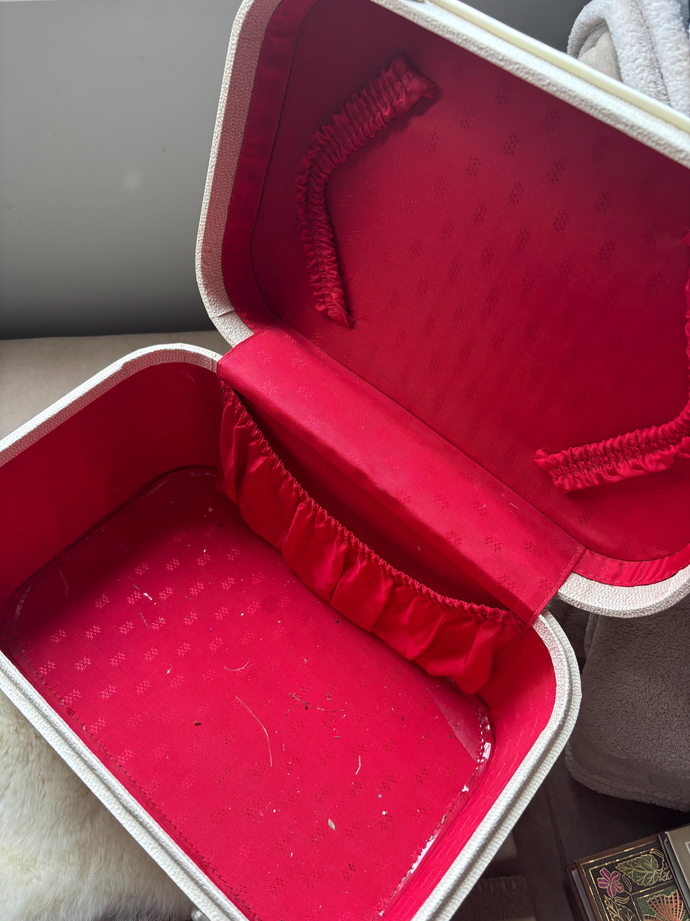 Nécessaire De Voyage Vintage Années 60 – Sac En Simili Cuir Rouge 12 Pièces Rétro