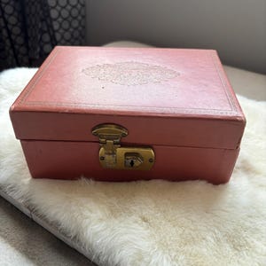 Retro Jewelry Trinket Box with Tray | 1950s 1960s Pink & Gold | Gold Filigree Latch | Romantic Vanity Storage | Satin Lining | Working Latch