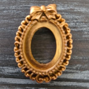 Dollhouse Miniature Oval Frame with Bow Accent