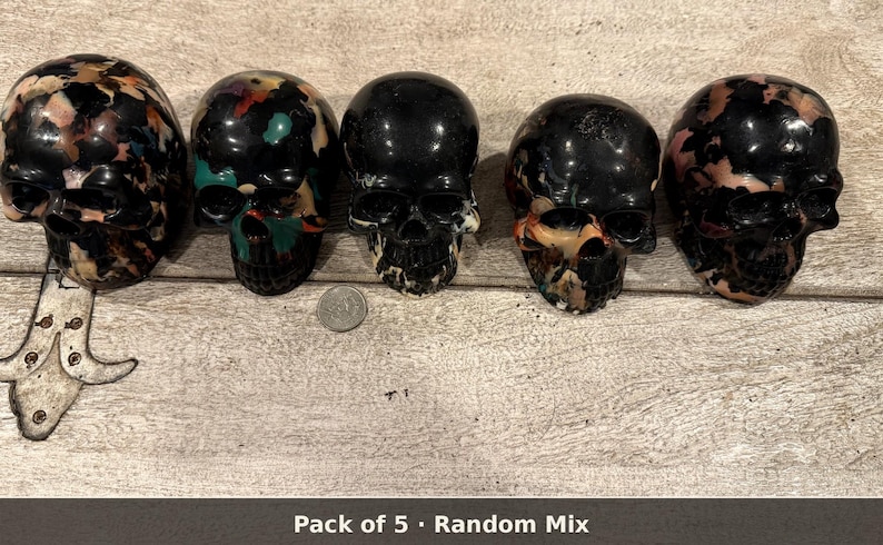 Peut inclure: Un lot de cinq figurines en forme de cr&acirc;ne pr&eacute;sentant un m&eacute;lange al&eacute;atoire de motifs marbr&eacute;s noirs, blancs, roses et bleu sarcelle. Chaque cr&acirc;ne a une finition lisse et brillante avec des traits faciaux d&eacute;taill&eacute;s. Une pi&egrave;ce est pr&eacute;sente.