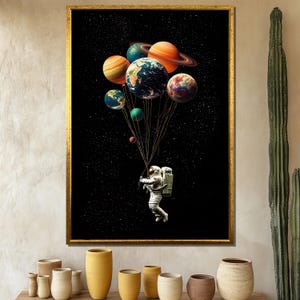 Pintura en lienzo de un astronauta sosteniendo planetas, arte mural surrealista del espacio exterior, obra de arte de un astronauta flotando, regalo único para los amantes del espacio.