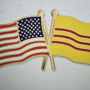 2 épingles drapeau des États-Unis et du Sud-Vietnam