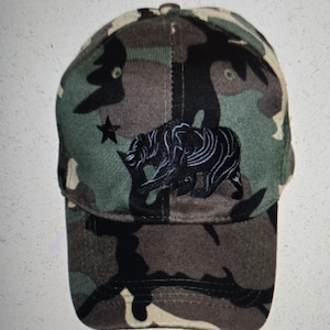 Gorra bordada con estampado de camuflaje de oso negro de California