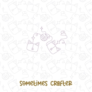 Pode incluir: Um fundo branco com um contorno roxo de um gato brincando com uma bola de lã. O fundo está cheio de um padrão repetitivo de gatos e bolas de lã. O texto "Sometimes Crafter" está escrito em dourado na parte inferior da imagem.