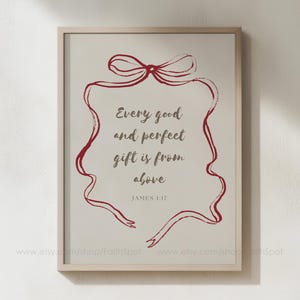 Póster navideño minimalista con lazo rojo y versículo bíblico: Todo regalo bueno y perfecto viene de arriba.