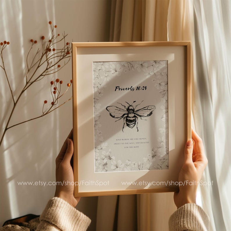 Pu&ograve; includere: Una stampa incorniciata con un'illustrazione di un'ape e il testo "Proverbi 16:24". La stampa ha uno sfondo beige chiaro con accenti floreali ed &egrave; tenuta in una cornice di legno marrone chiaro. Include anche il testo "Dolce all'anima e salute per le ossa."