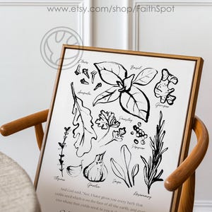 Op de afbeelding: Een ingelijste kunstafdruk met zwart-witte illustraties van verschillende kruiden en specerijen, waaronder basilicum, gember en knoflook. De afdruk bevat de tekst "GENESIS 1:29" en de Etsy shop URL.