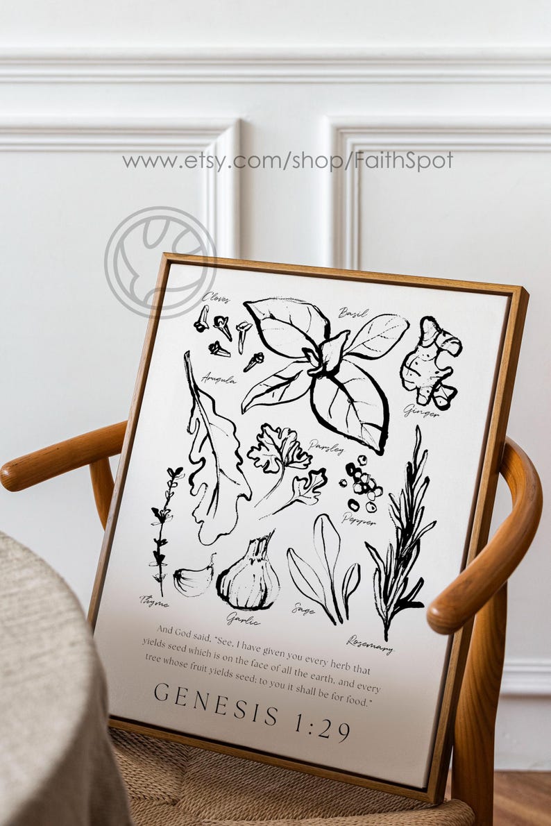 Op de afbeelding: Een ingelijste kunstafdruk met zwart-witte illustraties van verschillende kruiden en specerijen, waaronder basilicum, gember en knoflook. De afdruk bevat de tekst "GENESIS 1:29" en de Etsy shop URL.