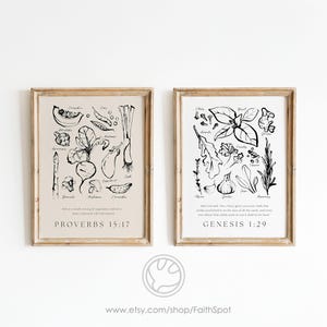 Op de afbeelding: Twee ingelijste kunstdrukken met zwart-wit illustraties van groenten en kruiden. De linkerprint toont diverse groenten met de tekst "Spreuken 15:17". De rechterprint toont kruiden met de tekst "Genesis 1:29."