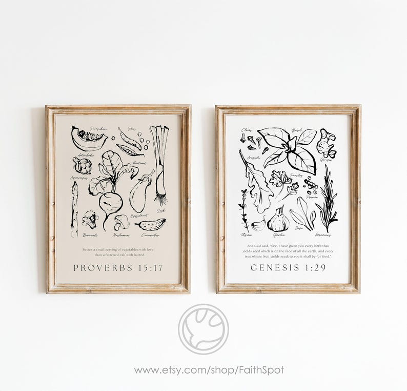 Op de afbeelding: Twee ingelijste kunstdrukken met zwart-wit illustraties van groenten en kruiden. De linkerprint toont diverse groenten met de tekst "Spreuken 15:17". De rechterprint toont kruiden met de tekst "Genesis 1:29."