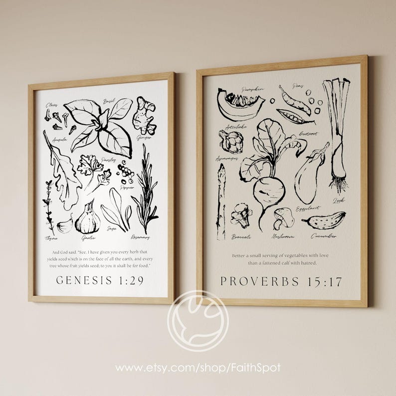 Op de afbeelding: Twee ingelijste kunstprints met botanische illustraties. E&eacute;n toont kruiden zoals basilicum en rozemarijn, de andere groenten zoals aubergine en komkommer. Elke print heeft een bijbelvers en is gevat in een licht houten frame.
