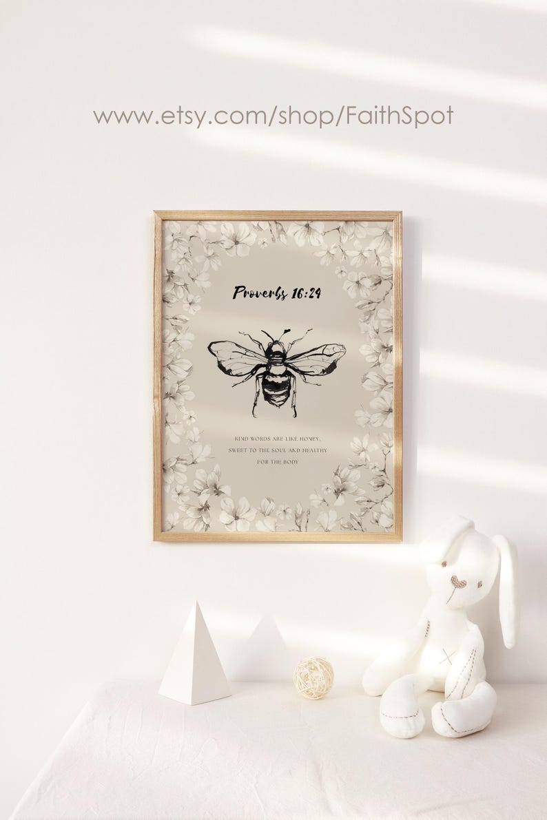 Pu&ograve; includere: Stampa artistica incorniciata con un'illustrazione di un'ape in bianco e nero, circondata da motivi floreali. La stampa include il testo "Proverbi 16:24" e una citazione. Un elemento decorativo per l'arredamento della casa.
