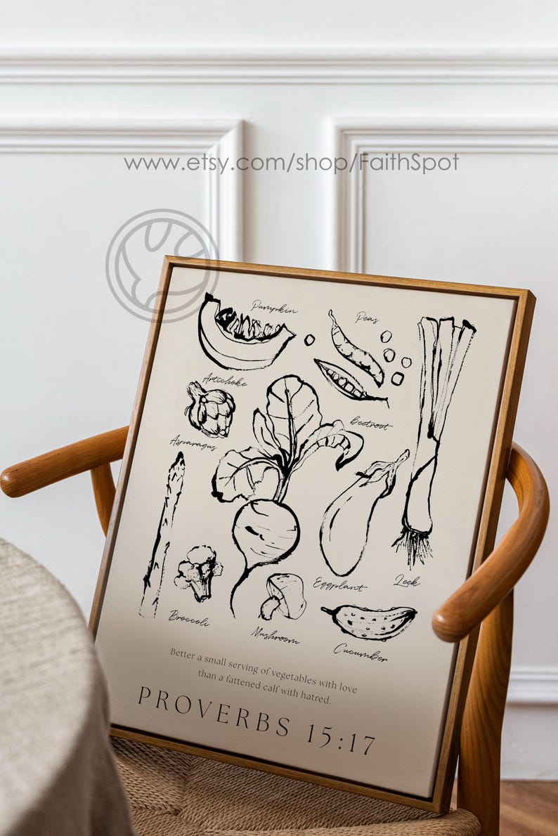 Op de afbeelding: Een ingelijste print met zwart-wit illustraties van verschillende groenten, waaronder pompoen, artisjok en aubergine. De print bevat de tekst "PROVERBS 15:17" en de Etsy shop URL.