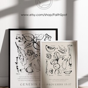 Op de afbeelding: Twee ingelijste kunstprints met botanische illustraties. E&eacute;n print toont kruiden zoals basilicum en tijm, met de tekst "GENESIS 1". De andere toont groenten zoals aubergine en komkommer, met de tekst "SPREUKEN 15:17". Beide prints zijn in zwart en wit.