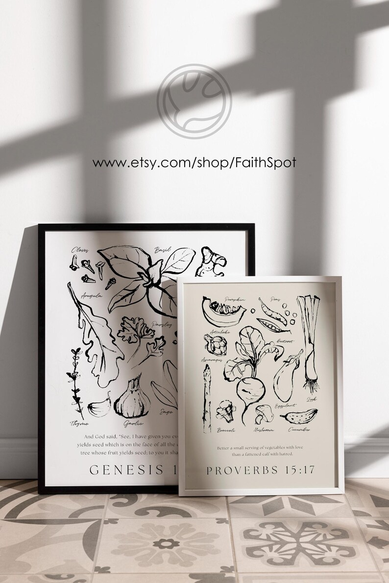 Op de afbeelding: Twee ingelijste kunstprints met botanische illustraties. E&eacute;n print toont kruiden zoals basilicum en tijm, met de tekst "GENESIS 1". De andere toont groenten zoals aubergine en komkommer, met de tekst "SPREUKEN 15:17". Beide prints zijn in zwart en wit.