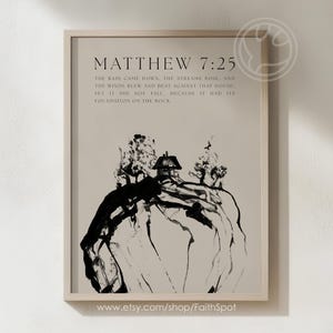 Puede incluir: Ilustración en blanco y negro de una casa en una colina con árboles. El texto "Mateo 7:25" está por encima de la ilustración. La lluvia cayó, las corrientes subieron, y los vientos soplaron y golpearon contra esa casa: sin embargo, no se cayó, porque tenía su fundamento sobre la roca.