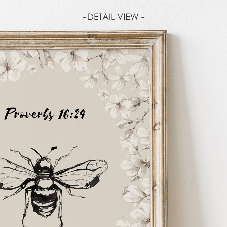 Pu&ograve; includere: Stampa incorniciata con un'illustrazione di un'ape e il testo "Proverbi 16:24". L'opera d'arte ha una tavolozza di colori neutri con accenti floreali nell'angolo in alto a destra. La cornice &egrave; di colore legno chiaro e naturale.