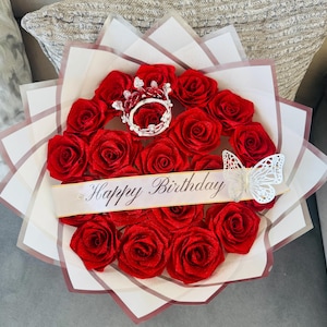 Glitzernder roter Rosenstrauß – Happy Birthday-Krone mit Schmetterlingsakzent