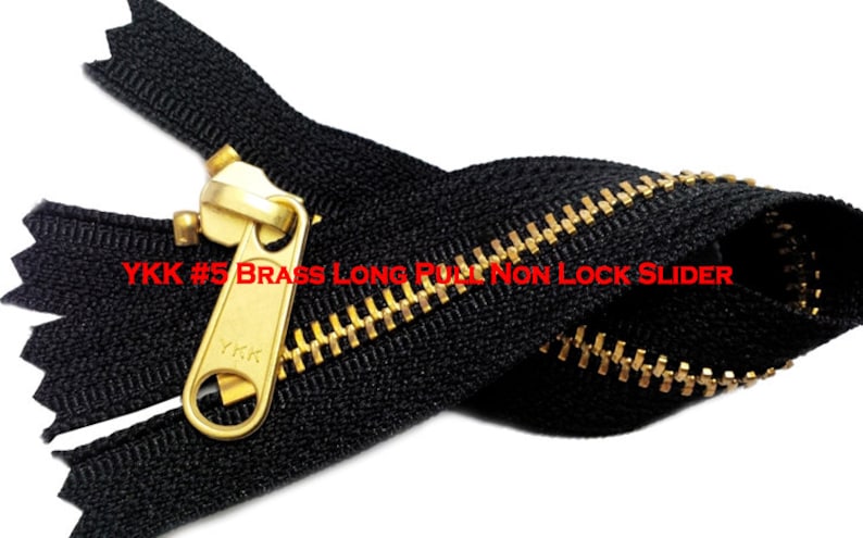 Pode incluir: Um z&iacute;per preto YKK #5 com um cursor longo sem trava de lat&atilde;o. O z&iacute;per est&aacute; fechado e o cursor est&aacute; no meio do z&iacute;per.