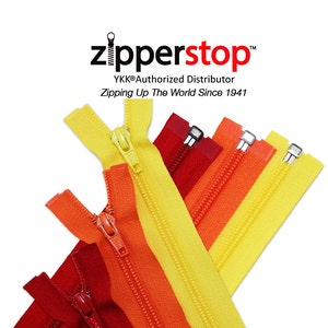 Puede incluir: Surtido de cremalleras de colores en rojo, naranja y amarillo. Las cremalleras están dispuestas en forma de abanico con la cremallera amarilla en la parte superior. Todas las cremalleras están cerradas y tienen un deslizador plateado. El texto "zipperstop" está en la parte superior de la imagen. El texto "YKK® Distribuidor autorizado" está debajo de la palabra "zipperstop". El texto "Zipping Up The World Since 1941" está debajo del texto "YKK® Distribuidor autorizado".