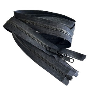 Può includere: Nastro per cerniera lampo nero con cursore e tiretto in metallo nero. La cerniera lampo è arrotolata e pronta per essere cucita.