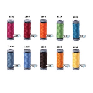 Op de afbeelding: Een set van 10 spoelen Aurifil garen in verschillende kleuren, waaronder rood, oranje, geel, groen, blauw, bruin en zwart. Elke spoel is gelabeld met het Aurifil logo en het garennummer.
