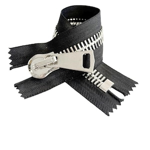 Könnte beinhalten: Ein schwarzer Reißverschluss mit einem silbernen Metall-Schieber und -Zipper. Der Reißverschluss ist geschlossen und die Zähne sind sichtbar.