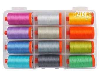 Caja de hilo de algodón Aurifil Kaffe Collective: 12 bobinas grandes de 50 wt