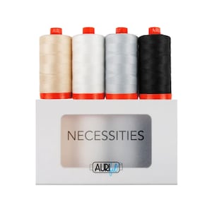 Puede incluir: Un juego de cuatro carretes de hilo Aurifil en beige, blanco, plateado y negro. Los carretes están dispuestos en fila y están etiquetados con "Aurifil". Los carretes están sobre una caja blanca con la palabra "Necessities" impresa en ella.