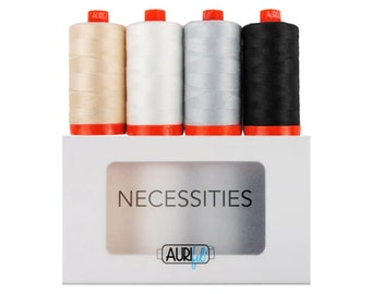 Puede incluir: Un juego de cuatro carretes de hilo Aurifil en beige, blanco, plateado y negro. Los carretes están dispuestos en fila y están etiquetados con "Aurifil". Los carretes están sobre una caja blanca con la palabra "Necessities" impresa en ella.