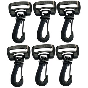 Puede incluir: Seis hebillas deslizantes de pl&aacute;stico negro con un clip met&aacute;lico. Las hebillas est&aacute;n dise&ntilde;adas para ser usadas con correas o cintas.