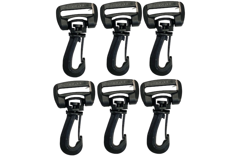 Puede incluir: Seis hebillas deslizantes de pl&aacute;stico negro con un clip met&aacute;lico. Las hebillas est&aacute;n dise&ntilde;adas para ser usadas con correas o cintas.
