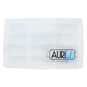Puede incluir: Una caja de almacenamiento de plástico transparente con múltiples compartimentos para organizar artículos pequeños. La caja tiene el logotipo de Aurifil y el texto "Every Stitch Counts" impreso en la parte delantera.