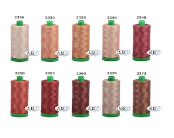 Puede incluir: Diez carretes de hilo en varios tonos de marrón, rosa y rojo. Los carretes están etiquetados con números del 2326 al 2372.