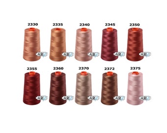 Pode incluir: Uma coleção de dez carretéis de fio em vários tons de marrom, vermelho e rosa. Cada carretel é etiquetado com um número, que vai de 2330 a 2375.