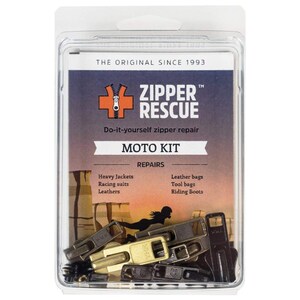 K&ouml;nnte beinhalten: Eine transparente Kunststoffverpackung mit einem Zipper Rescue Moto Kit. Das Kit enth&auml;lt verschiedene Rei&szlig;verschluss-Reparaturkomponenten in Schwarz- und Goldt&ouml;nen. Der Text auf der Verpackung lautet "THE ORIGINAL SINCE 1993" und "Do-it-yourself zipper repair".