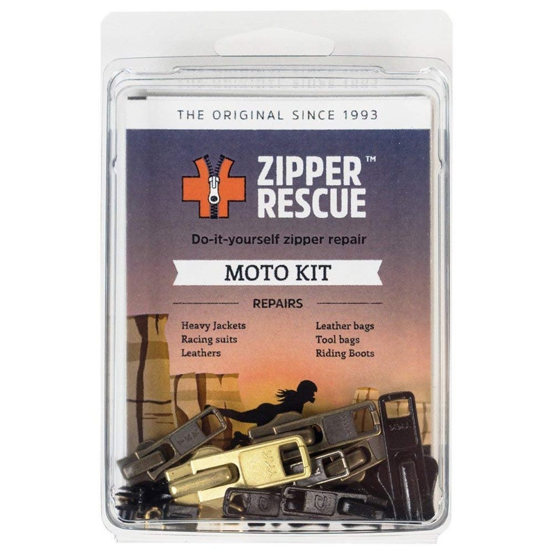K&ouml;nnte beinhalten: Eine transparente Kunststoffverpackung mit einem Zipper Rescue Moto Kit. Das Kit enth&auml;lt verschiedene Rei&szlig;verschluss-Reparaturkomponenten in Schwarz- und Goldt&ouml;nen. Der Text auf der Verpackung lautet "THE ORIGINAL SINCE 1993" und "Do-it-yourself zipper repair".
