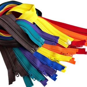 Puede incluir: Una colección de cierres de cremallera coloridos en varios tonos de azul, verde, amarillo, naranja y rojo. Las cremalleras están dispuestas en un patrón de arcoíris y están listas para proyectos de costura.