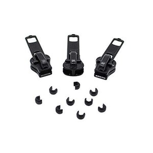 Puede incluir: Tres deslizadores de cremallera negros con un juego de tiradores de cremallera negros. Los deslizadores de cremallera son de plástico y tienen un acabado liso. Los tiradores de cremallera también son de plástico y tienen un pequeño bucle en la parte superior.