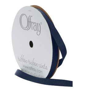 Könnte beinhalten: Eine Spule mit dunkelblauem Satinband mit dem Markennamen Offray und der Website auf dem Etikett.
