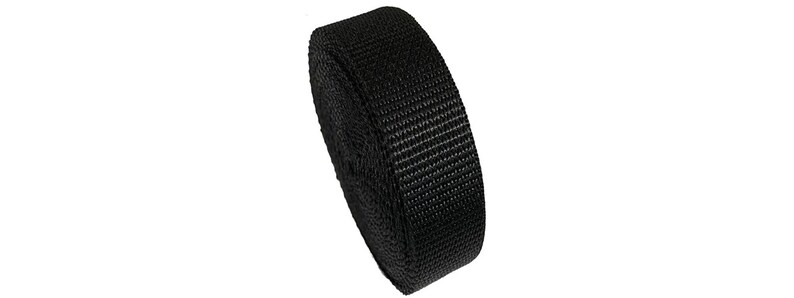 Puede incluir: Un rollo de cinta de nylon negra, un tipo de tejido fuerte y duradero que se utiliza a menudo para correas, cinturones y otras aplicaciones.