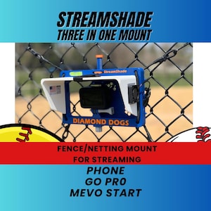 Könnte beinhalten: Blau-weiße StreamShade Drei-in-Eins-Halterung zum Streamen, an einem Maschendrahtzaun befestigt. Die Halterung ist für ein Telefon, Go Pro oder Mevo Start konzipiert. Der Text "Diamond Dogs" ist auf der Halterung zu sehen.