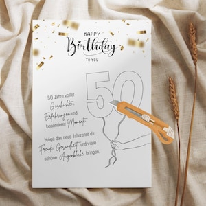 Puede incluir: Una tarjeta de cumplea&ntilde;os blanca con las palabras "Happy Birthday To You" en escritura elegante. El n&uacute;mero "50" est&aacute; dibujado como un globo, con un c&uacute;ter cortando la cuerda. Tambi&eacute;n hay confeti dorado y texto en alem&aacute;n.
