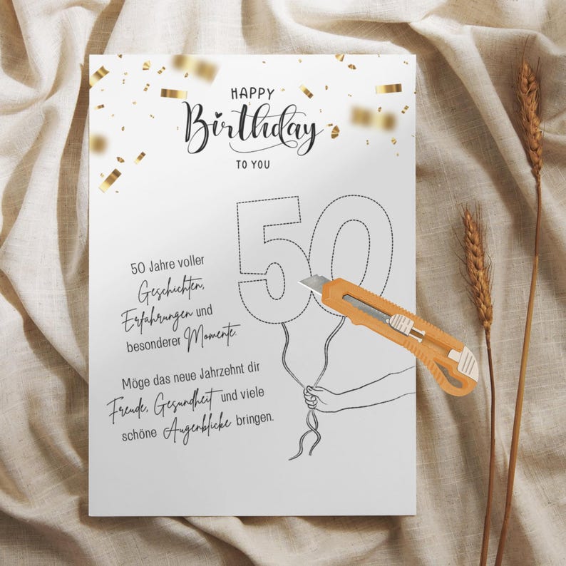 Puede incluir: Una tarjeta de cumplea&ntilde;os blanca con las palabras "Happy Birthday To You" en escritura elegante. El n&uacute;mero "50" est&aacute; dibujado como un globo, con un c&uacute;ter cortando la cuerda. Tambi&eacute;n hay confeti dorado y texto en alem&aacute;n.